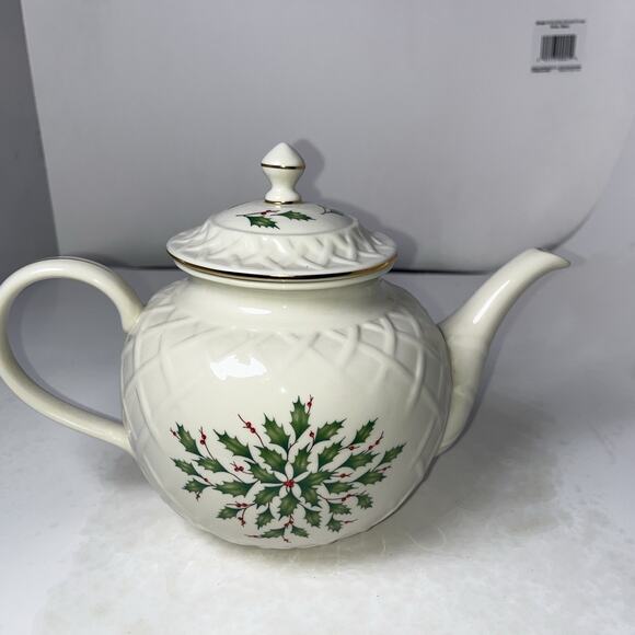 Lenox Holiday Christmas Carved Dimension Basket Weave Gold Holly Berry Tea Pot